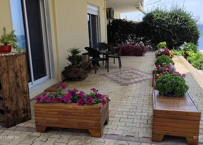 Serene Vintage Apartment Nea Moudania